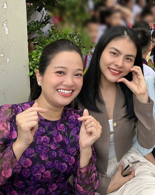 Vân Trang gặp gỡ MC Hồng Phượng khi cả hai cùng đưa con đi khai giảng. Ảnh: FB Vân Trang.