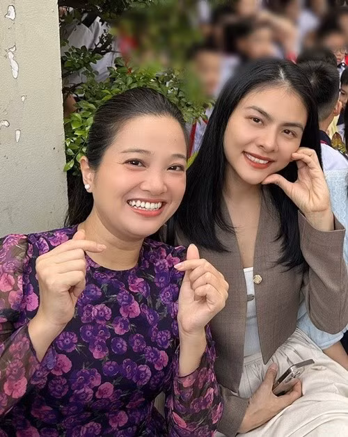 Vân Trang gặp gỡ MC Hồng Phượng khi cả hai cùng đưa con đi khai giảng. Ảnh: FB Vân Trang.