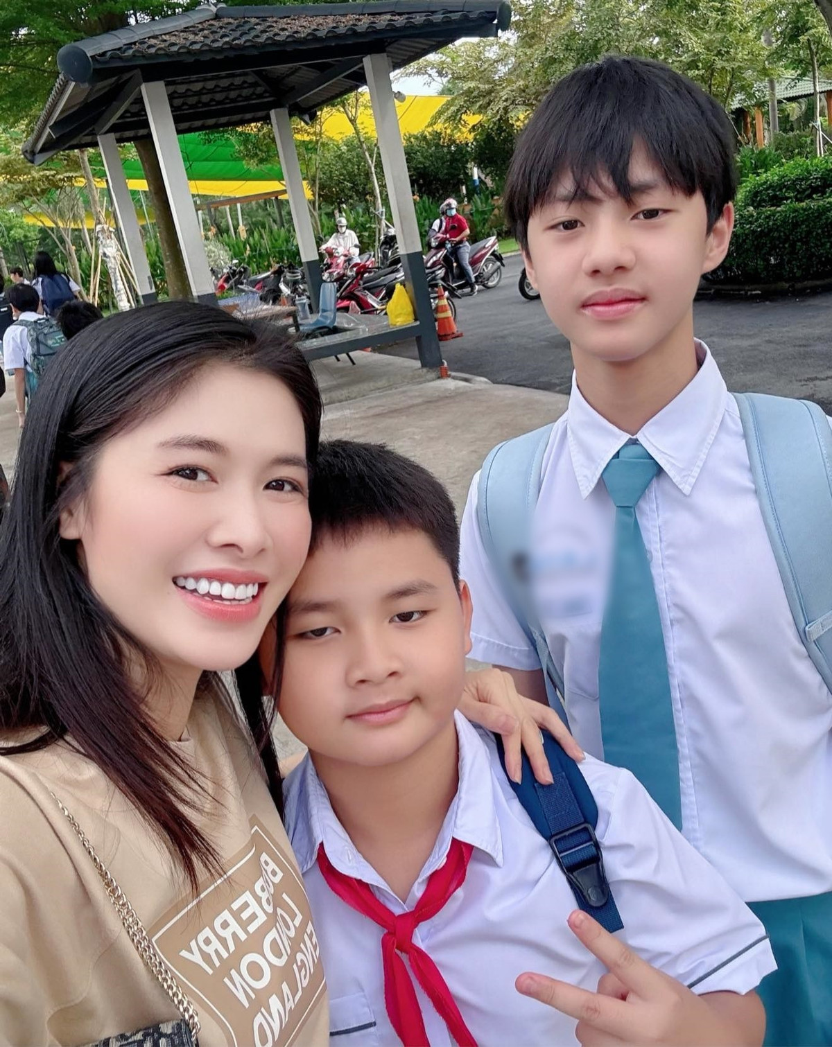 “Mẹ không thấy mệt mà mẹ vô cùng háo hức giống như Ken Đăng Anh vậy, vì mẹ không muốn bỏ lỡ bất kỳ khoảnh khắc nào trong cuộc đời con”, Thủy Anh viết trên trang cá nhân. Ảnh: FB Thủy Anh.