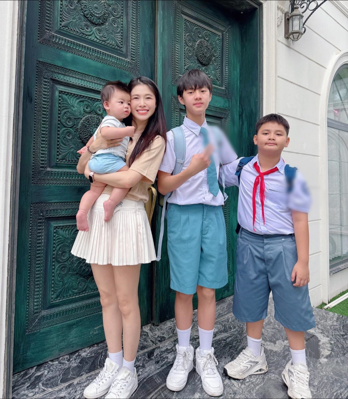 Thủy Anh - vợ ca sĩ Đăng Khôi chia sẻ, dù về đến nhà lúc 4h sáng, vợ chồng cô không ngủ mà chuẩn bị đồ cho các con đi khai giảng. Ảnh: FB Thủy Anh.