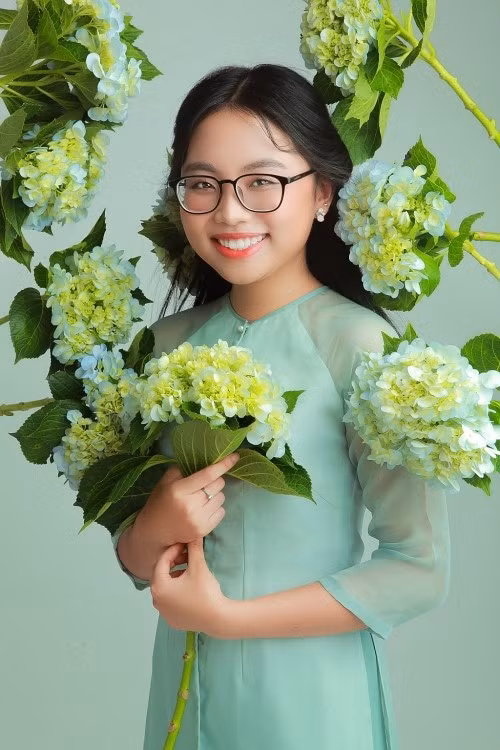 Phương Mỹ Chi tự tham gia sản xuất từ âm nhạc tới hình ảnh cho MV 16 xuân trăng. Quang Lê lúc đó không hỗ trợ vì công việc riêng bận rộn. Bản thân Phương Mỹ Chi nghĩ rằng sức mình có thể làm được thì bản thân cố gắng tự làm, không nên ỷ lại hay ngồi đấy chờ đợi. Ảnh: Thế Giới Điện Ảnh.