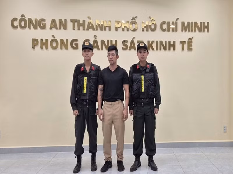 Theo điều tra ban đầu, tháng 7/2024, sau khi bị cơ quan chức năng kiểm tra và phát hiện các sai phạm trong hoạt động kinh doanh, Ngân 98 và Lương Bằng Quang đã đưa 8 tỷ đồng cho Lê Sỹ Cường để “lo việc” nhằm mục đích không bị xử lý. Ảnh: Người Lao Động.