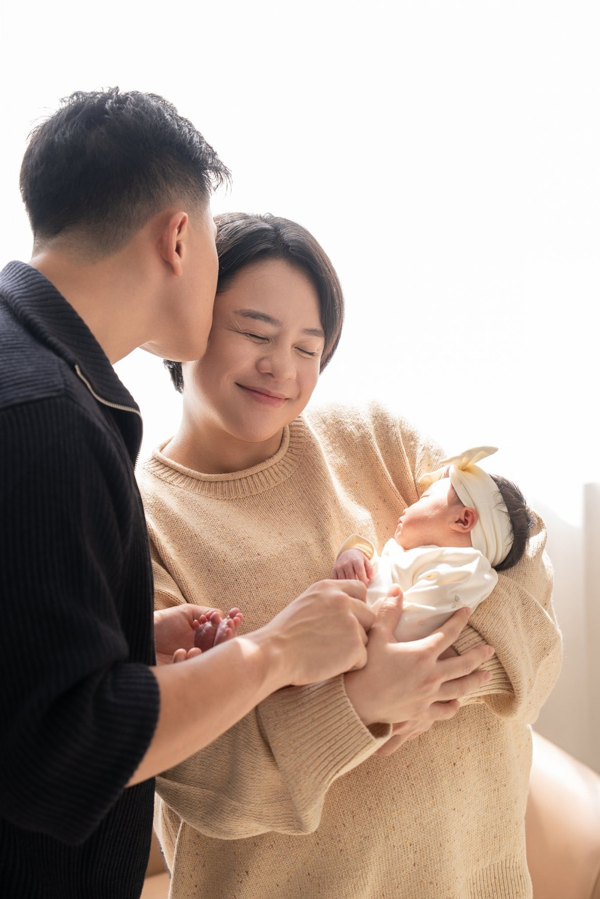 Thái Trinh được chồng san sẻ việc chăm sóc con gái nhỏ.