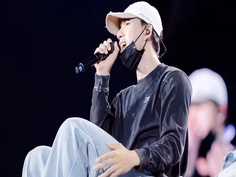 Tháng 11/2024, cư dân mạng lan truyền clip tổng duyệt tiết mục Không thể say của HIEUTHUHAI. Một số ý kiến cho rằng nam rapper xúc động khi hát vì thất tình. Ảnh: Znews.