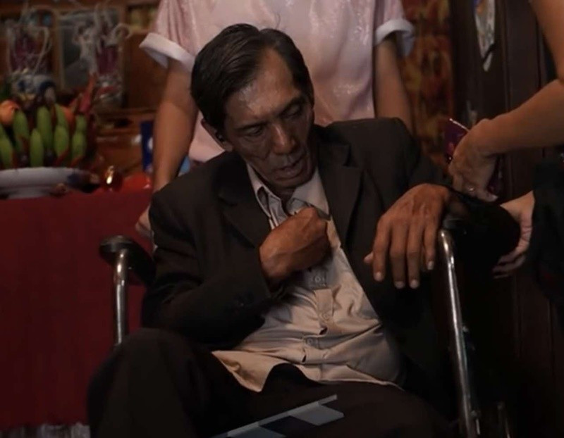 Sau đó, đoàn làm phim nhận thấy Thương Tín rất gần với nhân vật, vì vậy quyết định chia nhân vật nữ ban đầu thành 1 đôi vợ chồng. Chồng do diễn viên Thương Tín đóng và nghệ sĩ Thanh Hiền đảm nhận vai vợ. Ảnh: Dân Việt.