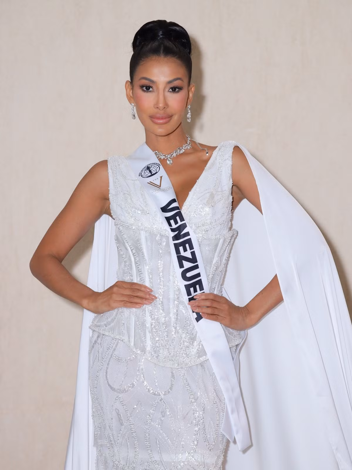 Đại diện Venezuela - Rubi Esmeralda có chiều cao 1m70, số đo ba vòng 89-60-89cm. Cô là nhà báo kiêm doanh nhân. Ảnh: Miss Intercontinental.