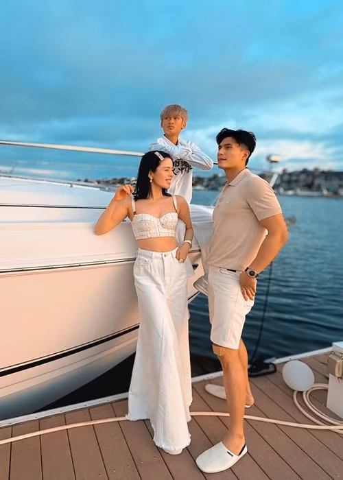 Lâm Bảo Châu - Lệ Quyên đi du thuyền ngắm hoàng hôn ở Mỹ. Ảnh: Instagram Lệ Quyên.