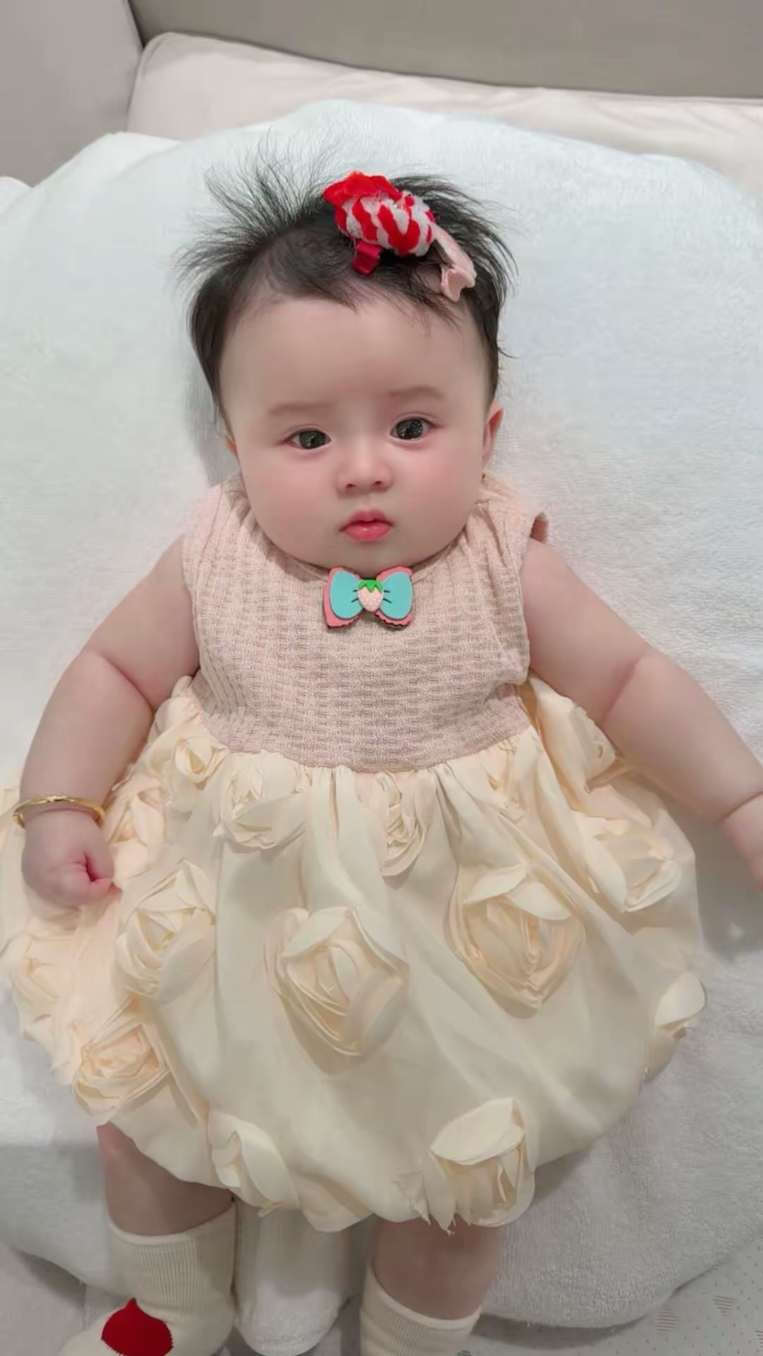 Bé Thụy Yên – con gái của Phương Lê và Vũ Luân gây thiện cảm với gương mặt bầu bĩnh, làn da trắng hồng cùng đôi mắt đen láy, lanh lợi. Ảnh: FB Phương Lê.