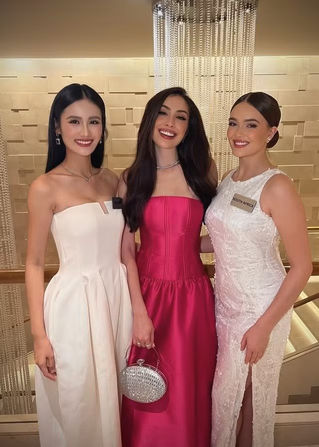 Đại diện Việt Nam khẳng định giá trị của giáo dục, nhấn mạnh sách không chỉ để đọc mà còn là phương tiện để khám phá thế giới đẹp đẽ. Chính vì thế, dự án "Heart to Head" ra đời với mục tiêu lắp đặt các tủ sách cộng đồng cho học sinh ở vùng sâu vùng xa của Việt Nam. Cô nói: “Tôi muốn thuyết phục những đứa trẻ rằng giấc mơ của các em đáng để theo đuổi và các em có thể tự quyết định tương lai tươi sáng của mình thông qua việc học tập”. Ảnh: FB Ý Nhi.