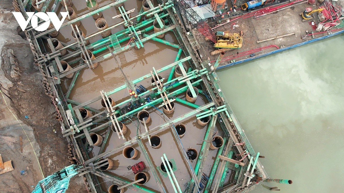 Dưới hố móng bệ trụ, đội thợ lặn chuyên nghiệp của nhà thầu Trung Chính làm việc trong điều kiện phức tạp. Theo đại diện nhà thầu, hạng mục bệ móng cầu có yêu cầu kỹ thuật cao, đặc biệt là công tác xử lý hố móng. Đội thợ lặn chuyên nghiệp được bố trí làm việc theo quy trình nghiêm ngặt, phối hợp chặt chẽ với bộ phận vận hành thiết bị hút cát trên mặt đất để bảo đảm an toàn lao động và chất lượng thi công.