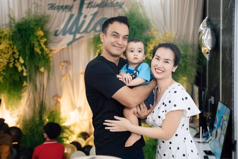 Nữ ca sĩ Võ Hạ Trâm và doanh nhân Vikas Chaudhary vừa tổ chức tiệc sinh nhật tại nhà cho bé Milo.