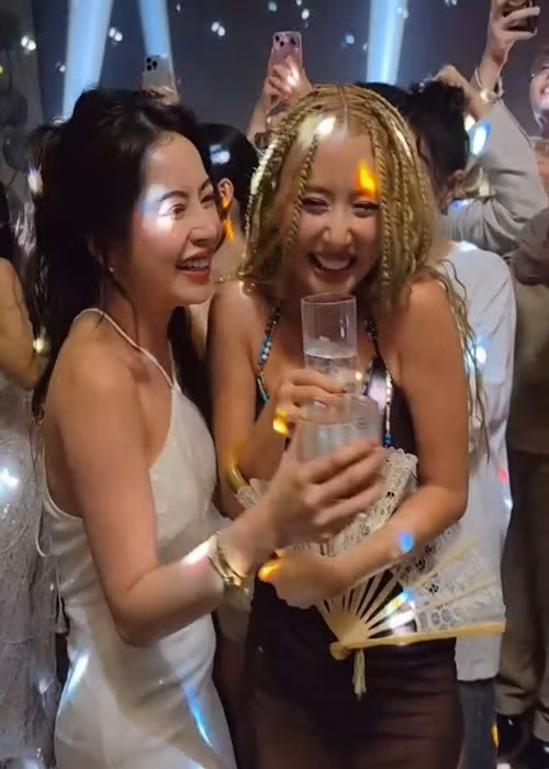 Quỳnh Anh Shyn và Chi Pu vui vẻ nhảy cùng nhau trong tiệc cưới của Salim. Ảnh: Tiền Phong.