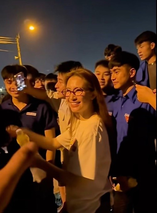 Theo Dân Việt, mới đây, Hòa Minzy đến trò chuyện và tặng nước uống cho các đoàn viên, thanh niên tham gia đắp đê trị thủy tại Bắc Ninh. Ảnh: Dân Việt.