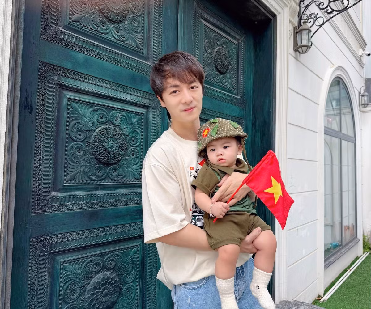 Ca sĩ Đăng Khôi cho cậu con trai út mặc trang phục chú bộ đội. Ảnh: FB Đăng Khôi.