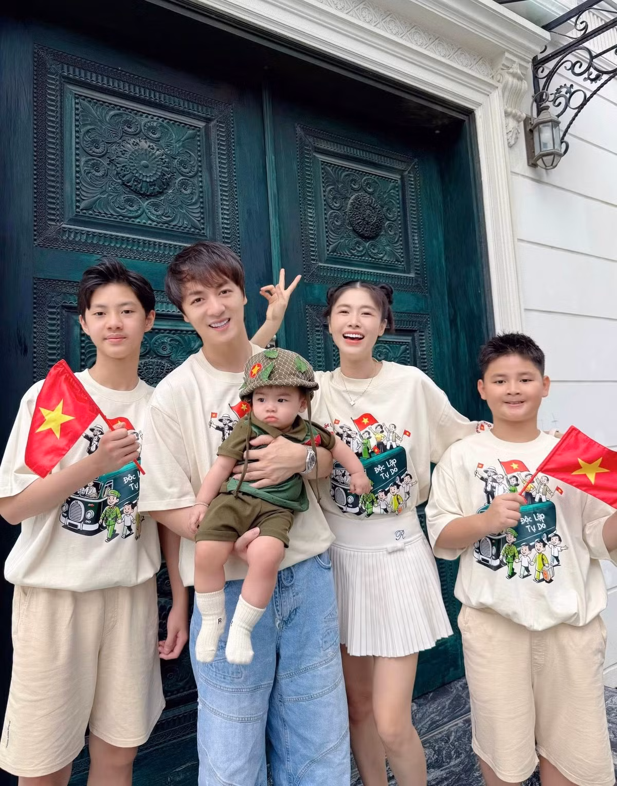 "Biết ơn thế hệ cha ông để có giây phút bình yên của ngày hôm nay. Cả gia đình ở nhà nhưng tinh thần hướng về đại lễ", Đăng Khôi viết trên trang cá nhân. Ảnh: FB Đăng Khôi.