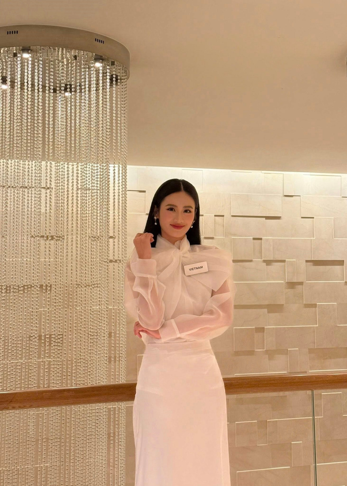 Hoa hậu Ý Nhi vừa hoàn thành vòng đầu tiên của phần thi Thử thách đối đầu. Trong phần thi, cô diện áo trắng kết hợp chân váy suông dài, điểm nhấn là chiếc nơ to bản, tạo sự phá cách cho tổng thể trang phục nữ tính. Ảnh: FB Ý Nhi.