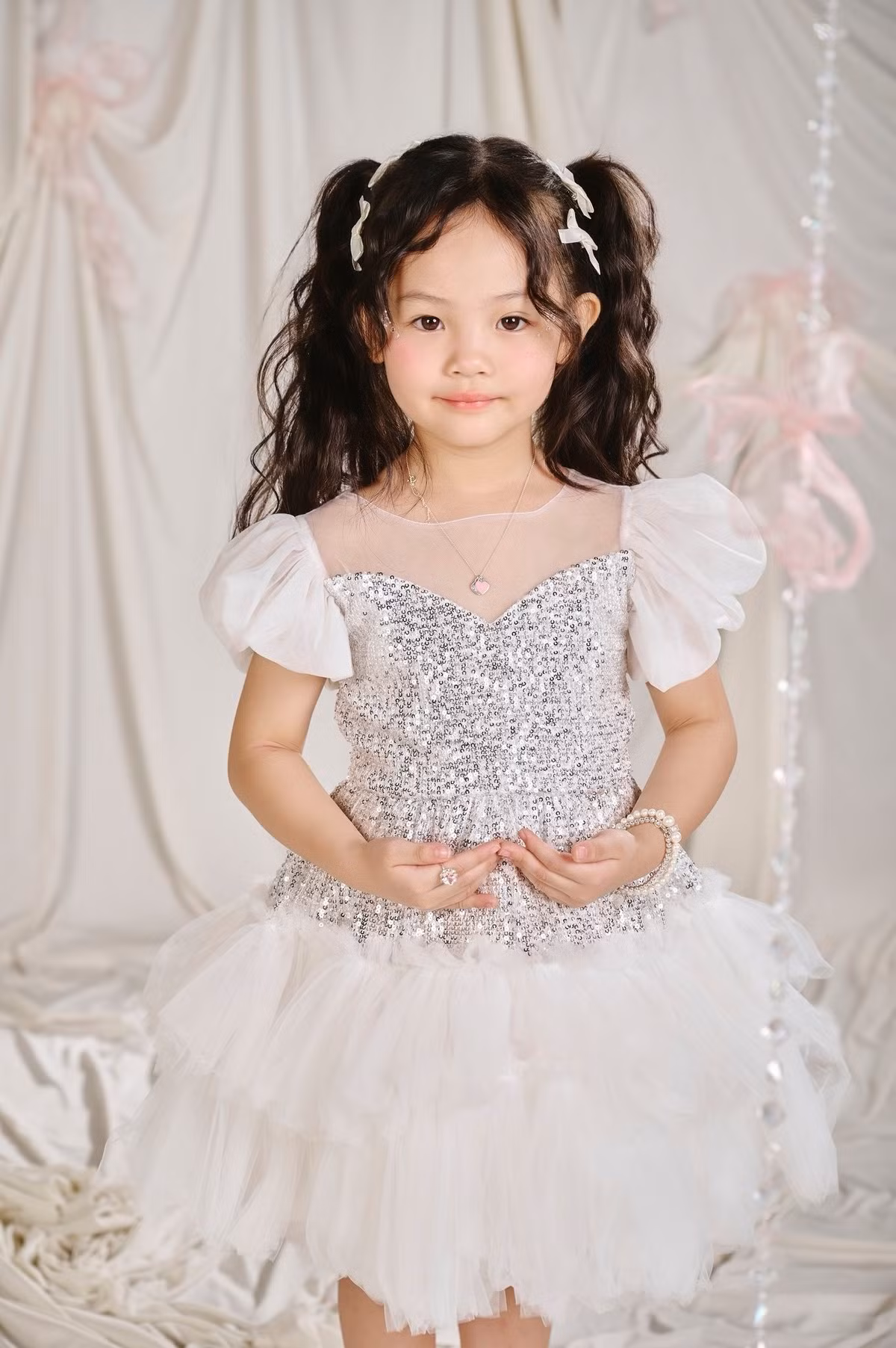 "Công chúa nhỏ của mẹ. Sinh nhật năm nay con muốn hoá thân thành Pony. Không biết năm sau là nhân vật gì đây. Yêu công chúa nhỏ nhất trên đời", Đàm Thu Trang viết. Ảnh: FB Đàm Thu Trang.