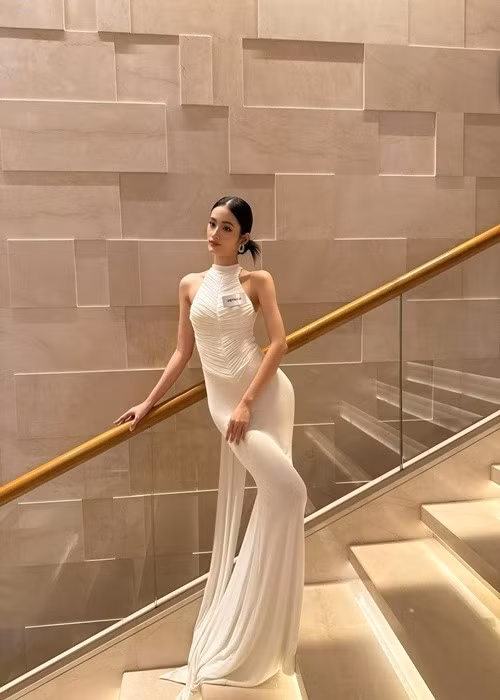 Ý Nhi khoe vóc dáng gợi cảm trong chiếc váy bó sát tông trắng. Từ khi bước vào cuộc thi, mỹ nhân sinh năm 2002 chuộng phong cách thanh lịch, ngọt ngào.