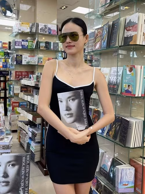 Từ Phú Điền đến New York là cuốn tự truyện của siêu mẫu Tuyết Lan, ra mắt năm 2022. Nữ người mẫu chia sẻ trên Harper’s Bazaar Việt Nam, cuốn tự truyện được kể chi tiết quá trình từ khi còn nhỏ cho đến khi trưởng thành của cô, những khó khăn khó khăn và cám dỗ mà cô đã trải qua trong cuộc sống lẫn sự nghiệp. Ảnh: FB Tuyết Lan.