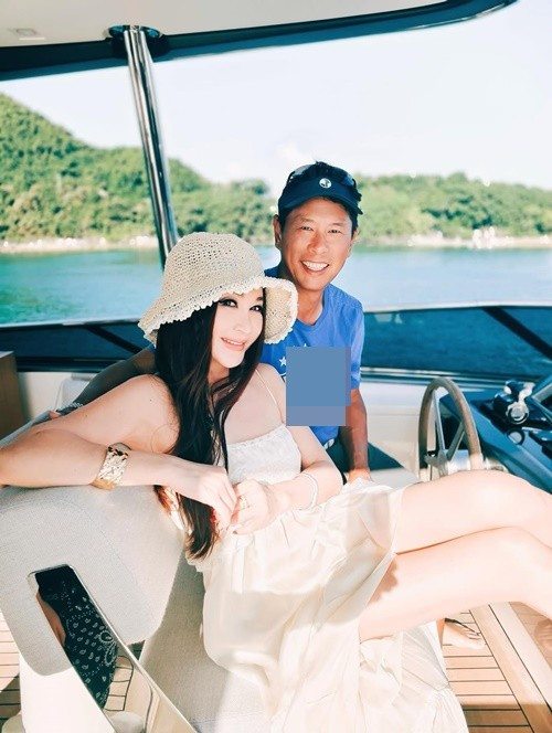 Ôn Bích Hà thích yoga, đạp xe, chơi bóng rổ, bóng bàn và chạy bộ. Cô đặc biệt thích yoga vì có thể giúp cô nhanh chóng đạt được các hiệu quả kép về thể chất và tinh thần. Ảnh: Instagram Ôn Bích Hà.