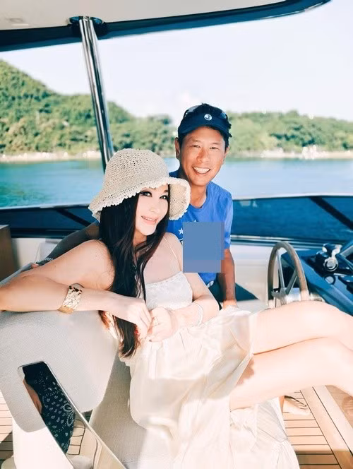 Ôn Bích Hà thích yoga, đạp xe, chơi bóng rổ, bóng bàn và chạy bộ. Cô đặc biệt thích yoga vì có thể giúp cô nhanh chóng đạt được các hiệu quả kép về thể chất và tinh thần. Ảnh: Instagram Ôn Bích Hà.