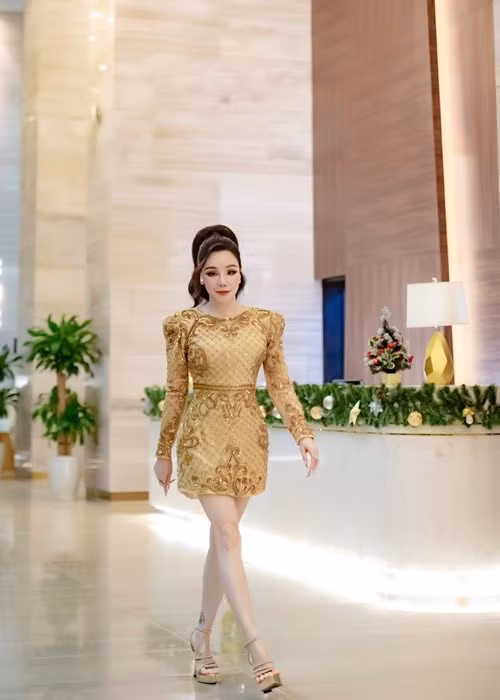 Theo Người Lao Động, Hồ Quỳnh Hương và bạn trai từng là đối tác làm ăn trong 5 năm. “Tới khi tôi chuyển sang làm đồ chay, người bạn đó cũng thích làm đồ chay như tôi rồi dần dần chúng tôi thích nhau”, cô bật mí.