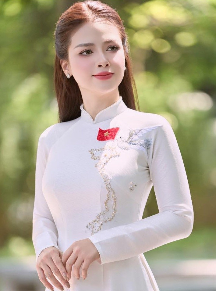 Nữ ca sĩ đã ra mắt sản phẩm âm nhạc Tổ Quốc trong ánh mặt trời trong tháng 8/2025 mừng đại lễ. Ảnh: FB Dương Hoàng Yến.