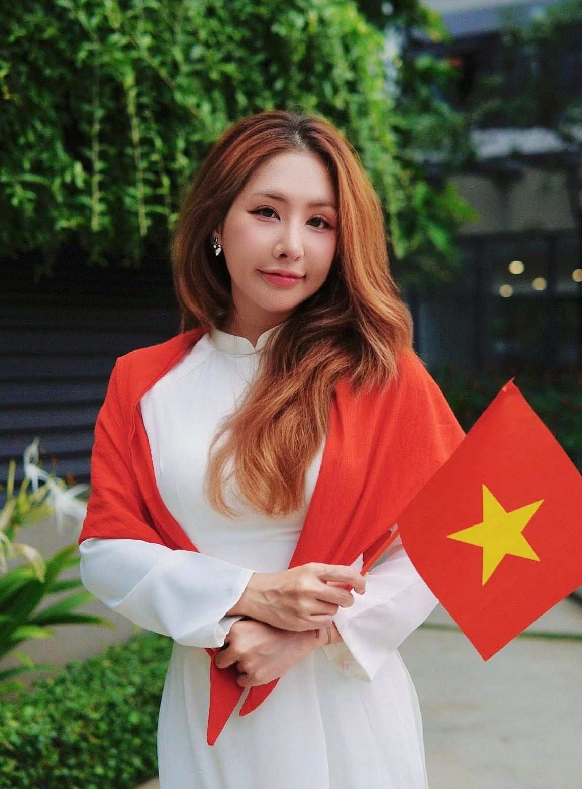 Nữ ca sĩ vừa giới thiệu đến khán giả ca khúc Hoà bình đẹp lắm. Ảnh: FB Du Uyên.