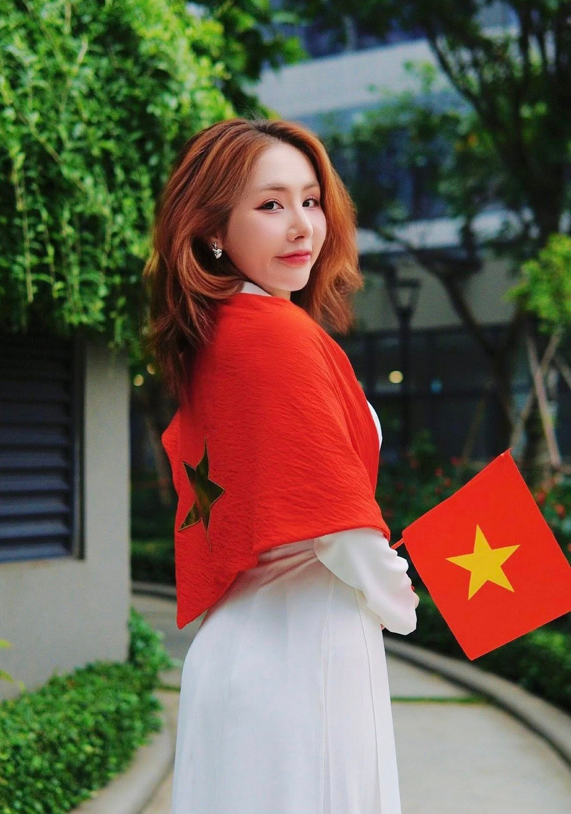 Du Uyên diện áo dài trắng chụp ảnh mừng Quốc khánh 2/9. Ảnh: FB Du Uyên.