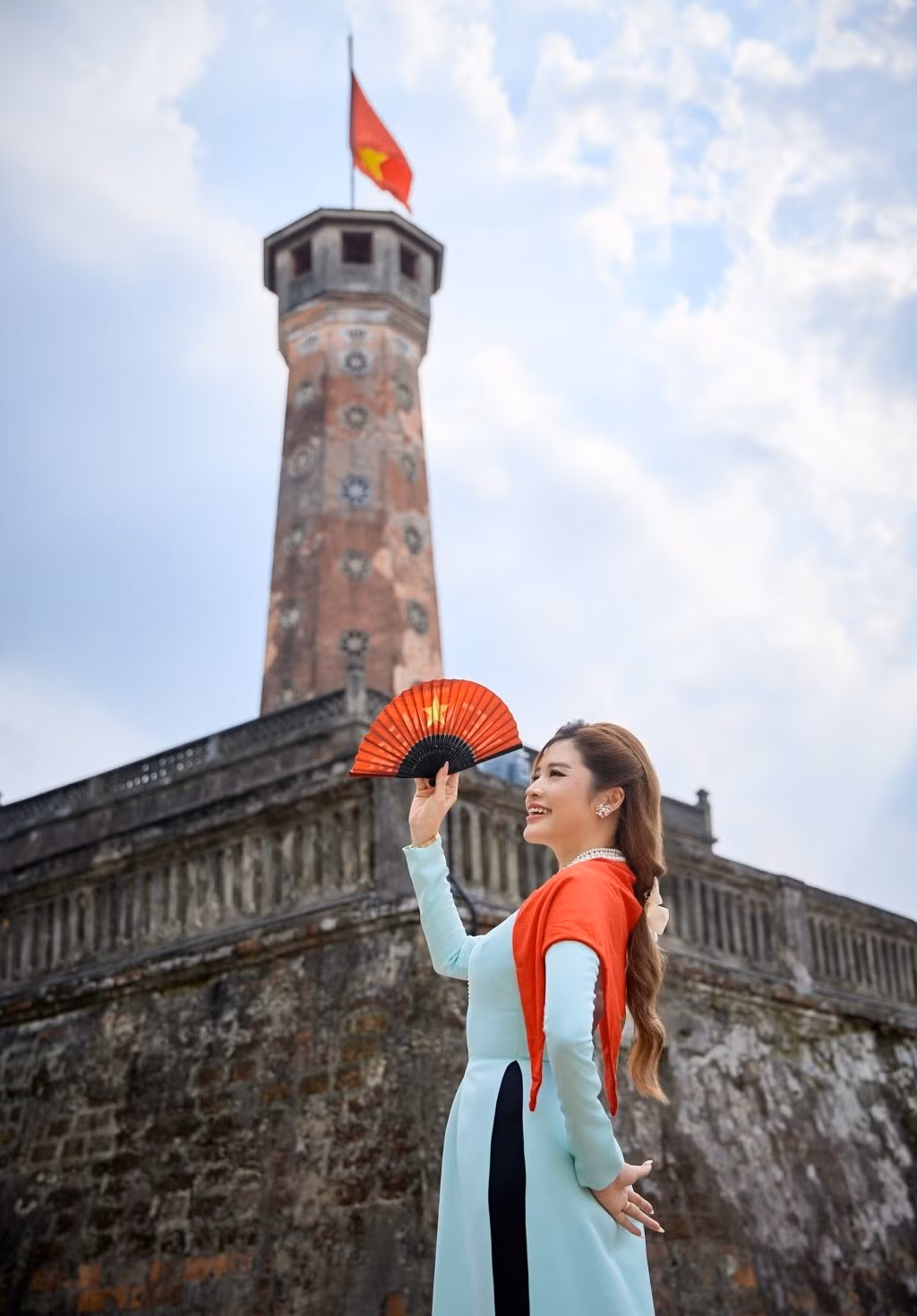 Phan Hoàng Thu thực hiện bộ ảnh áo dài ở những góc phố Hà Nội rực rỡ cờ hoa. Ảnh: Tuổi Trẻ Thủ Đô.