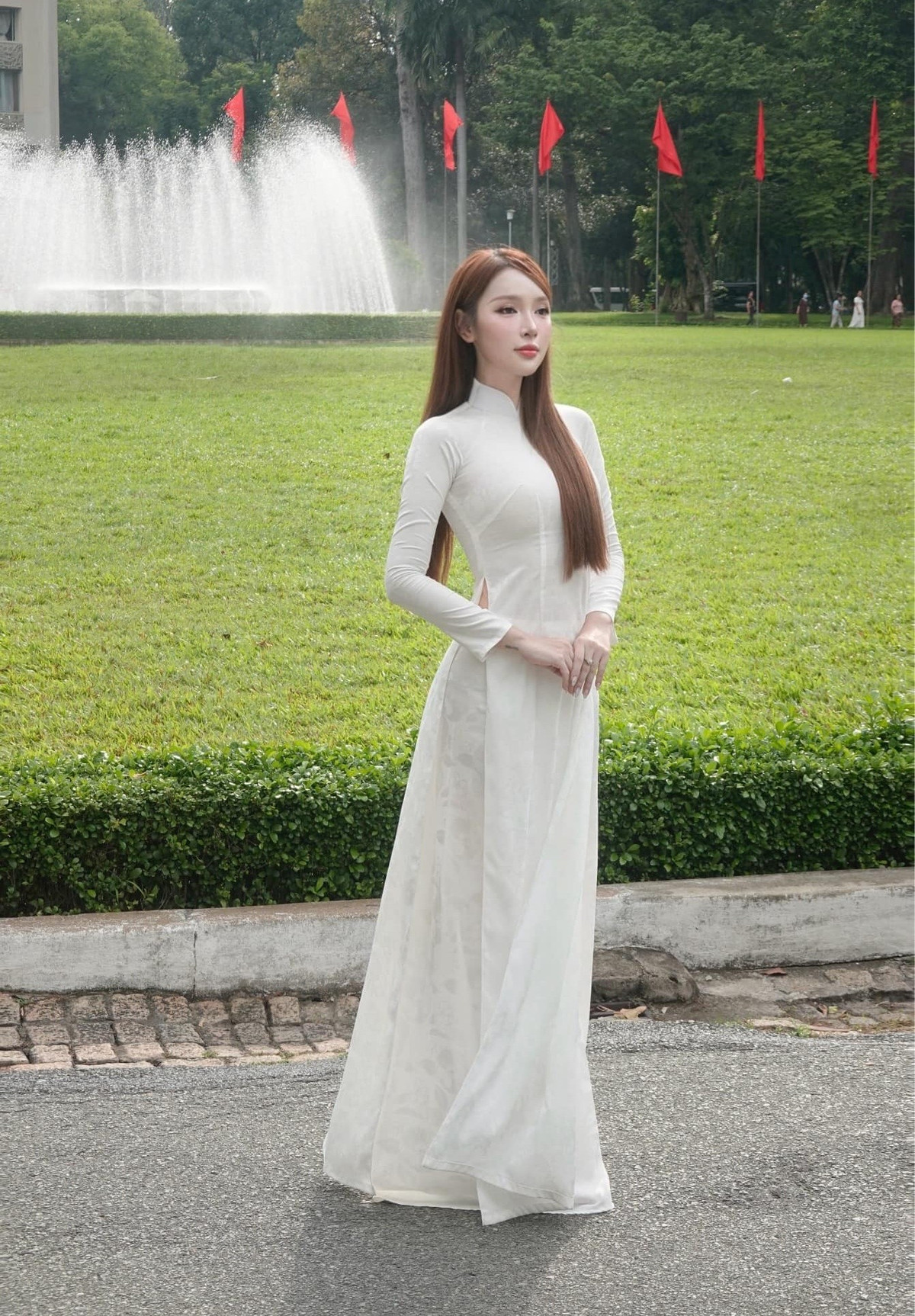 Trên trang cá nhân, Trần Khởi My gây chú ý khi chia sẻ bộ ảnh diện áo dài trắng tinh khôi. Ảnh: FB Trần Khởi My.