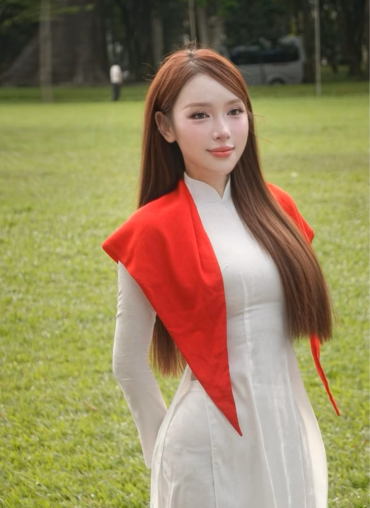 Khởi My hoà chung không khí mừng đại lễ 2/9. Ảnh: FB Trần Khởi My.