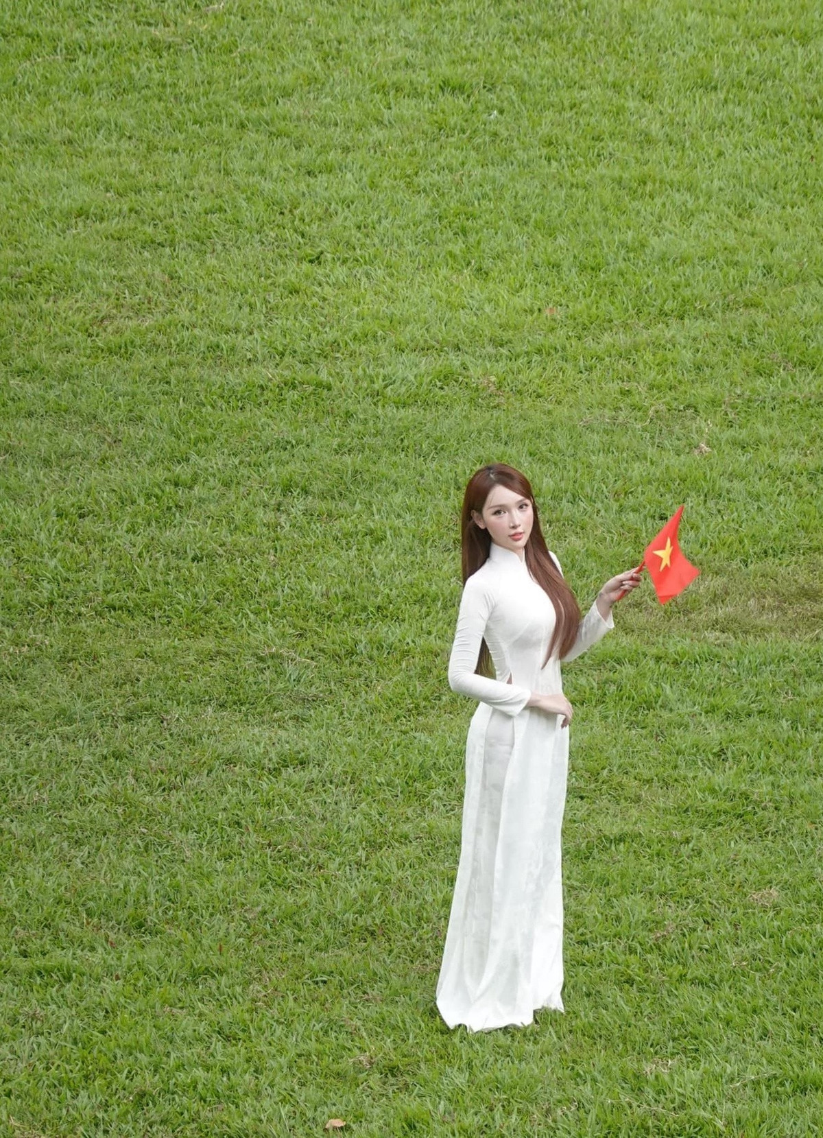 Top 6 Hoa hậu Chuyển giới Việt Nam 2025 cầm lá cờ đỏ sao vàng, chào mừng Quốc khánh 2/9. Ảnh: FB Trần Khởi My.