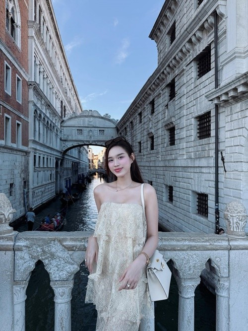 Hình ảnh Đỗ Thị Hà sành điệu, gợi cảm khi du lịch ở Ý nhanh chóng nhận được sự quan tâm của nhiều khán giả. Ảnh: FB Đỗ Thị Hà.