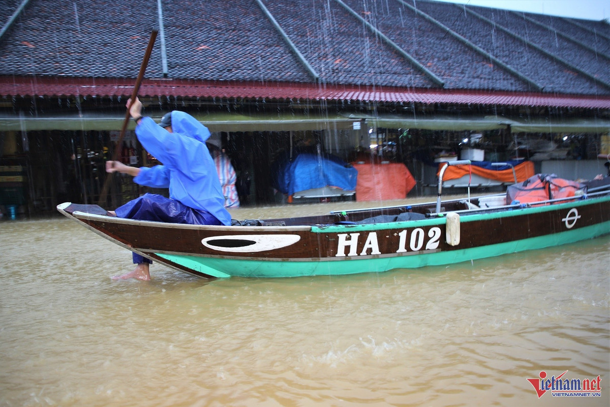 Người dân dùng ghe để di chuyển tại khu vực chợ Hội An chiều ngày 28/10.
