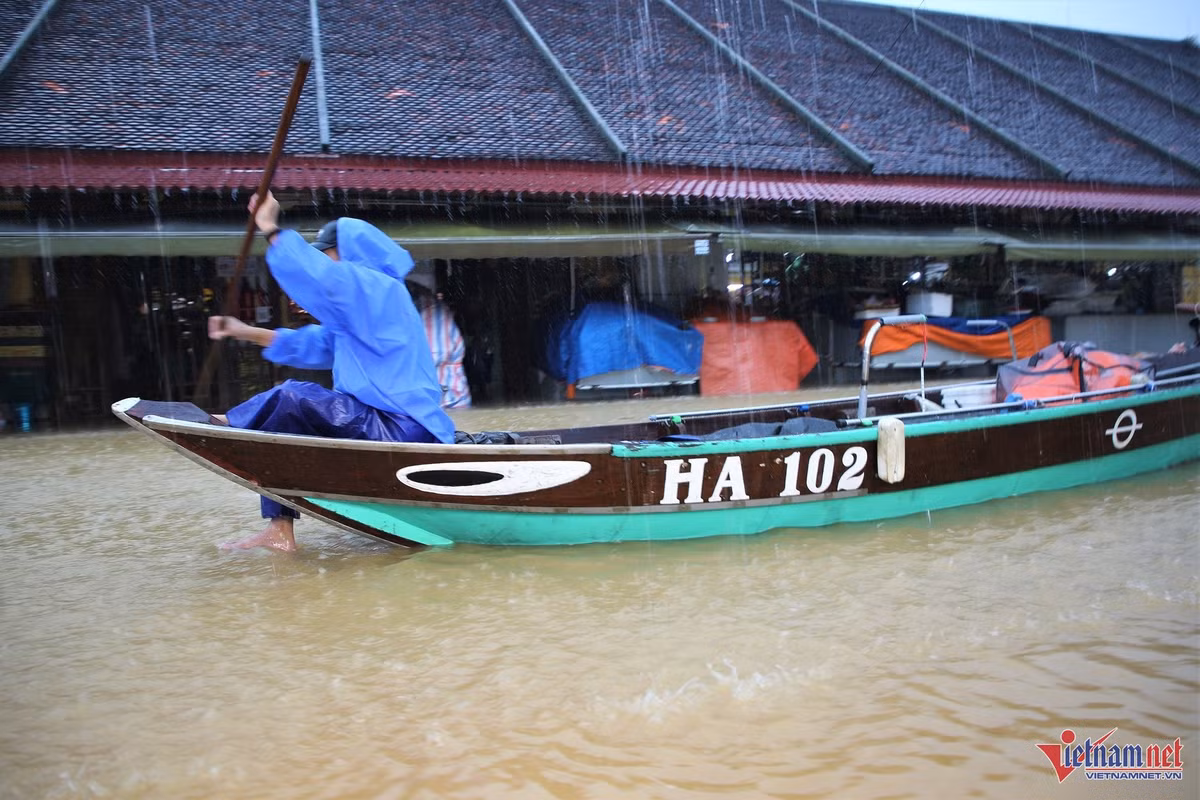 Người dân dùng ghe để di chuyển tại khu vực chợ Hội An chiều ngày 28/10.