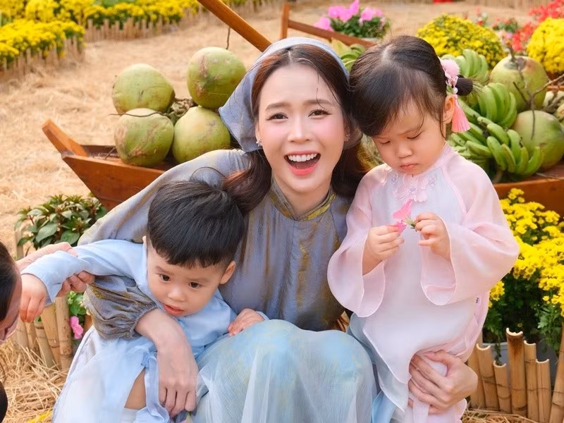 Sự xuất hiện của Ijin và Ijun mang lại nguồn năng lượng tích cực, giúp không khí gia đình Sam lúc nào cũng rộn ràng, vui vẻ như những ngày Tết. Ảnh: FB Sam.