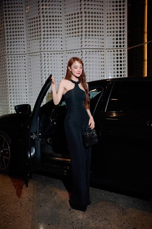 Nhã Phương thường xuyên sử dụng xe sang di chuyển, sử dụng đồ hiệu. Ảnh: FB Nhã Phương.