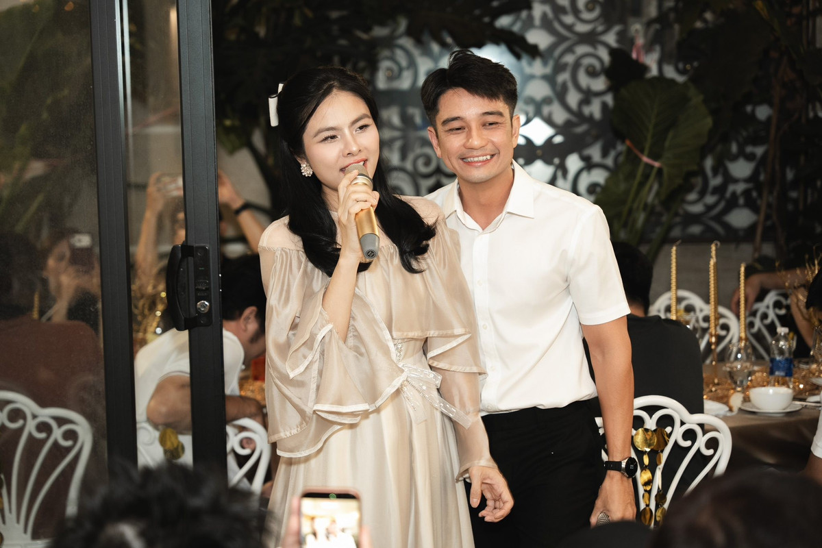 Trước đó, Vân Trang nhắn nhủ Quân Lê: "2 ngày nữa là tròn 10 năm về chung 1 nhà rồi. Nhắc nhẹ anh xã".