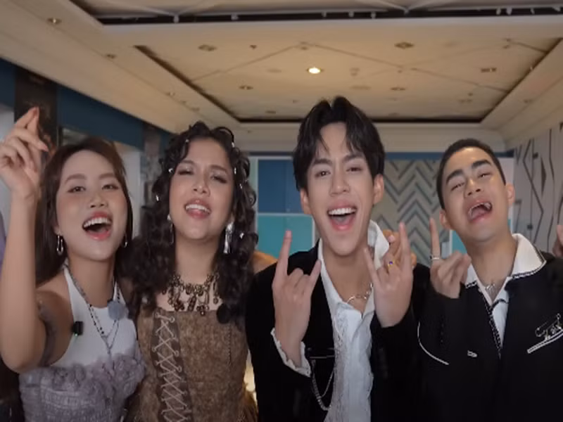 Trên trang cá nhân, Phương Mỹ Chi (ngoài cùng bên trái) vừa hé lộ những khoảnh khắc thân thiết với các thí sinh khác ở chương trình âm nhạc Sing! Asia 2025. Ảnh: FB Phương Mỹ Chi.