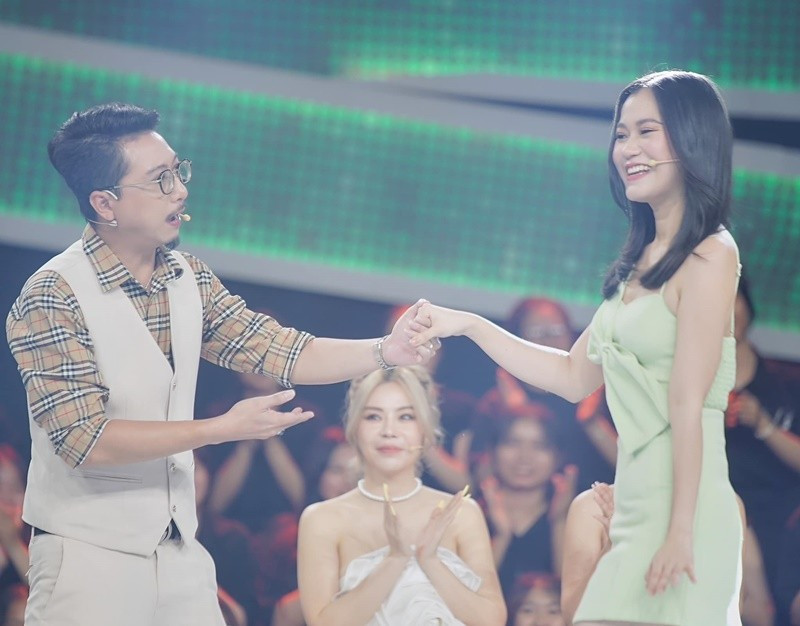 Trong khi Hứa Minh Đạt chăm chỉ làm việc, Lâm Vỹ Dạ cố gắng buôn bán nhỏ. Ảnh: FB Lâm Vỹ Dạ.