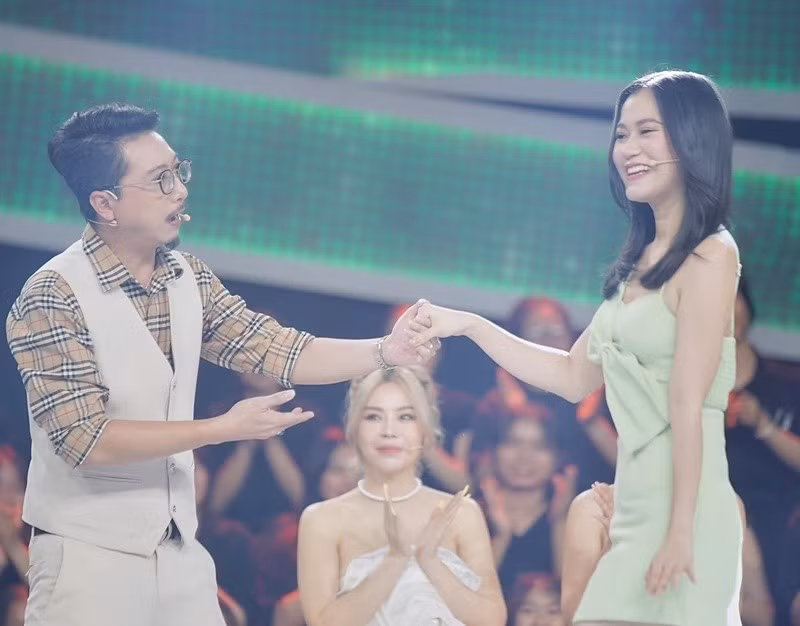 Trong khi Hứa Minh Đạt chăm chỉ làm việc, Lâm Vỹ Dạ cố gắng buôn bán nhỏ. Ảnh: FB Lâm Vỹ Dạ.