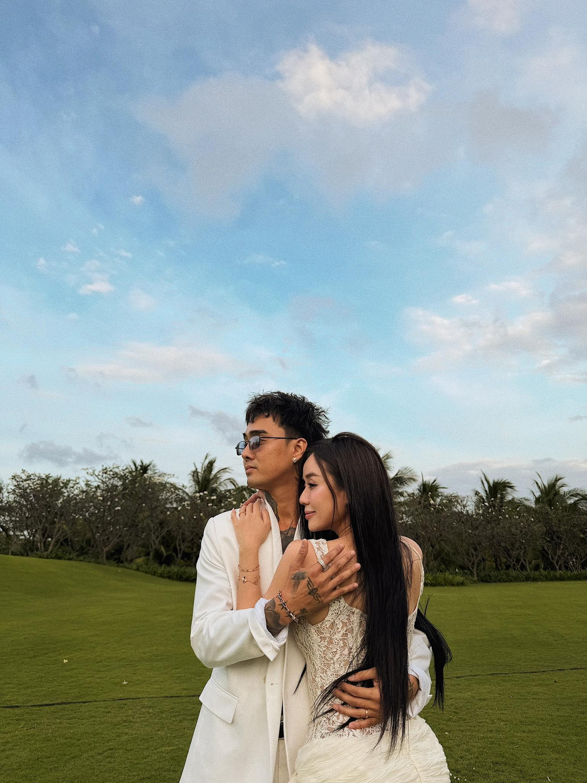 Mới đây, rapper Đạt G - Bảo Ngọc sánh đôi tại một đám cưới ở Nha Trang. Trên trang cá nhân, nam rapper đăng tải ảnh tình tứ bên vợ. Ảnh: FB Đạt G.