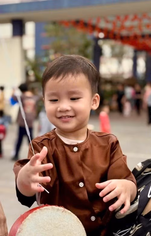 Con trai Hồ Quỳnh Hương sở hữu gương mặt tròn trịa, làn da sáng, đôi mắt to và trong veo luôn ánh lên nét hồn nhiên đúng tuổi. Mỗi khi cười, cậu bé để lộ biểu cảm dễ thương.