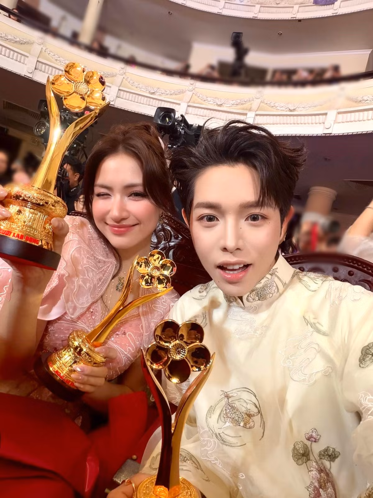 Đức Phúc nhận giải Nghệ sĩ góp phần phát triển công nghiệp văn hóa Việt. Ảnh: FB Đức Phúc.