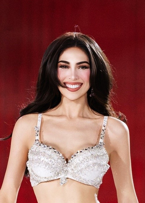 Mới đây, Chelsea Fernandez đoạt danh hiệu Á hậu Miss Cosmo 2025 trong đêm chung kết diễn ra tại Việt Nam. Ảnh: Miss Cosmo.