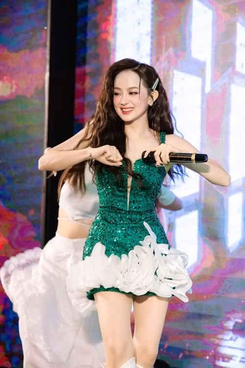 Nữ ca sĩ sinh năm 1991 ngày càng trẻ trung, gợi cảm. Ảnh: FB Ngọc Kayla.