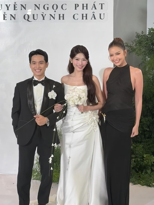 Hoa hậu Ngọc Châu chia sẻ về đám cưới của Quỳnh Châu: "Hôm nay bạn mình là cô dâu mới. Thật xinh đẹp và lộng lẫy. Mãi hạnh phúc viên mãn nha bạn mình ơi". Ảnh: FB Ngọc Châu.