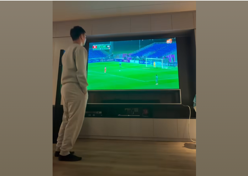 MC Thành Trung theo dõi trận đấu của đội tuyển Việt Nam. Anh viết trên trang cá nhân: "Quá dũng cảm và kiên cường, không thể tin được chúng ta đã vượt qua 2 hiệp phụ với chỉ 10 người". Ảnh: FB Võ Thành Trung.