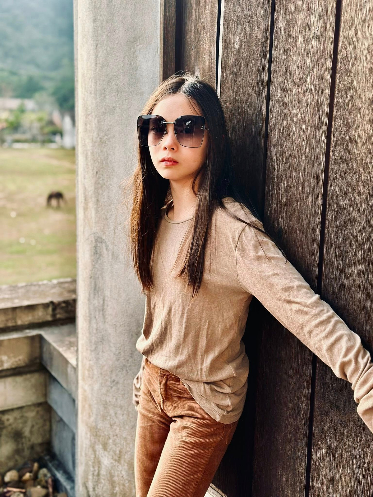 Con gái Đoan Trang ăn mặc đơn giản, nữ tính, năng động.